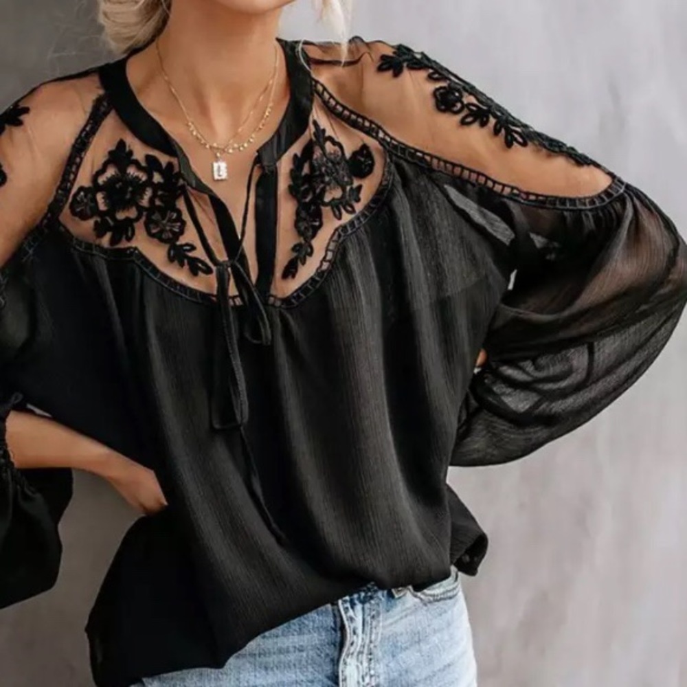 ‼️SOLD‼️Black lace embroidery blouse